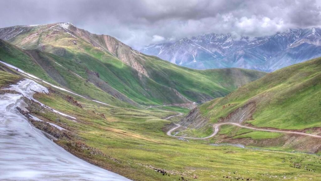 kalmak ashuu pass kyrgyzstan naryn